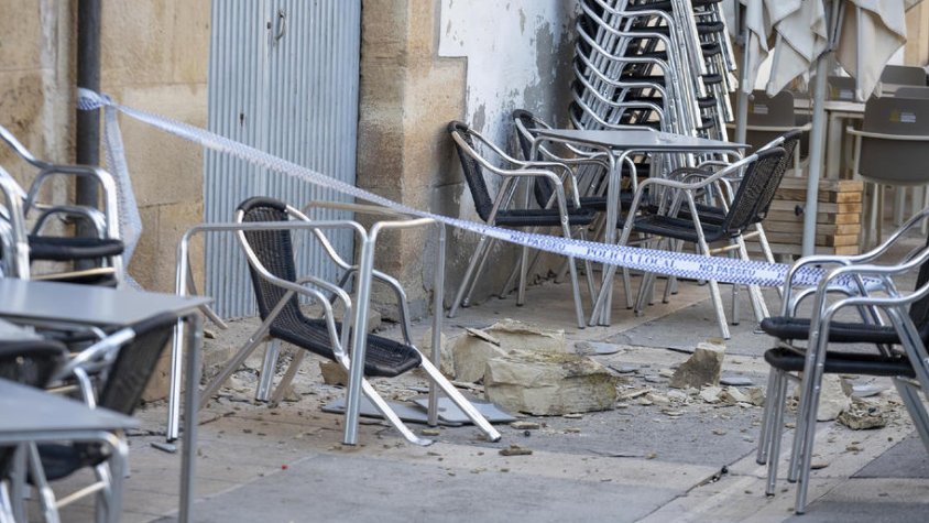 Imatge de la runa que va caure ahir sobre una terrassa d'un bar de Tàrrega
