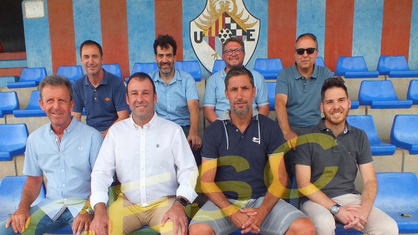 Josep Monrabà, amb camisa blanca, al costat de Joan Capdevila, Alexis Pintó i els seus directius