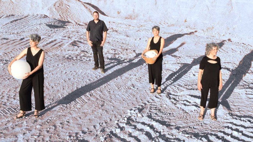 Les Krregades de Romanços Montserrat Canela, Raquel Garcia i Montse Nicuesa amb David Pradas
