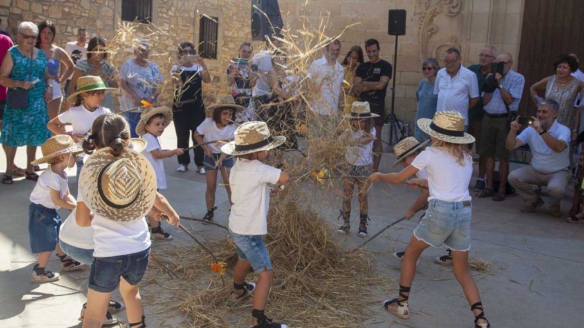 Els més petits interpretant el Ball de les Forques