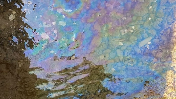 Imatge dels hidrocarburs a l’aigua del riu Ondara