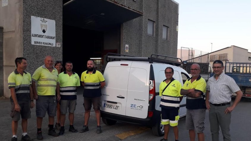 L'equip de serveis municipals amb el nou vehicle