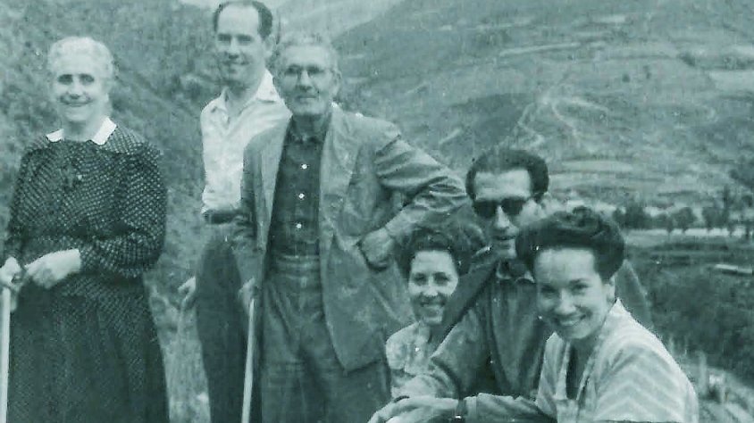 Antoni Pomés amb ulleres de sol amb la família Pomés Figueras