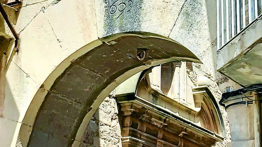 Imatge de l'arc exterior bastat l'any 1693 per donar estabilitat al cimbori