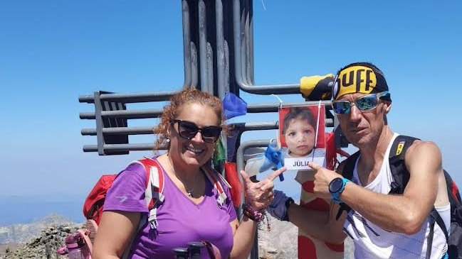 Cristina Polina i Raül Arenas, després d’haver coronat la Pica d’Estats al costat de la foto de Júlia