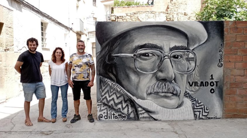 Imatge de l’obra amb el seu autor, Toni Dil (dreta)