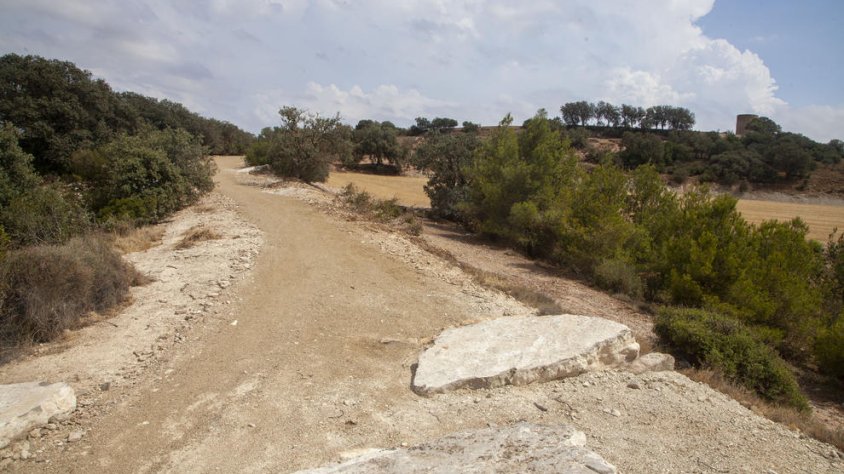 Imatge actual de la part baixa de l’accés amb el Pilar d’Almenara al fons a la dreta