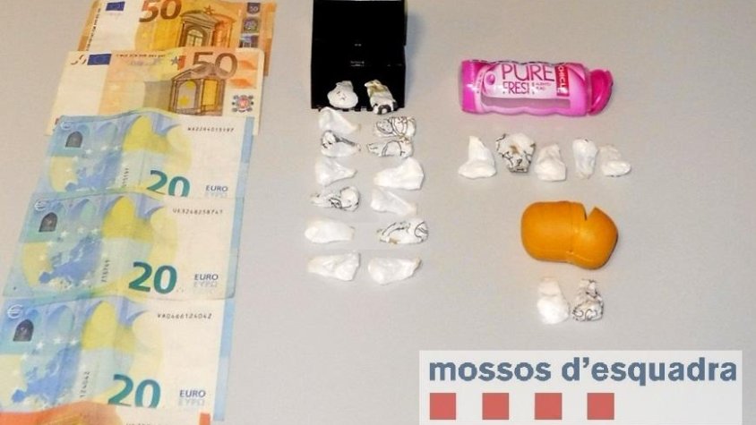 Els mossos van decomissar 11,9 grams de cocaïna, dos telèfons mòbils i 170 euros