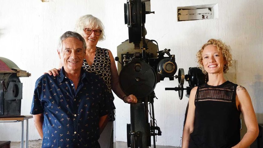 Els responsables de Cal Marina amb l'antiga màquina de projecció de cinema