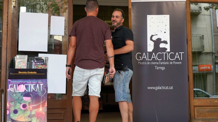 Públic entrant als Cinemes Majestic de Tàrrega, on s'està celebrant el Galacticat