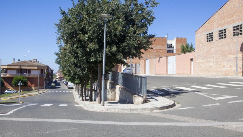 Imatge de les vies separades pel talús que es consolidarà
