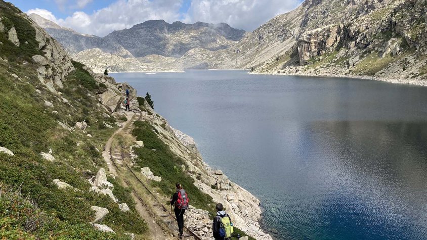 Excursionistes a l'estany Tort de la Vall Fosca