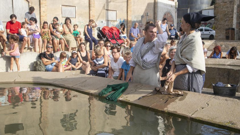 Dos de les intèrprets de l’espectacle itinerant ‘Al safareig!’ durant la interpretació