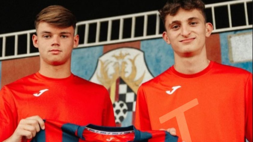 El porter Joel Gutiérrez (17 anys) i el punta Pau Vilanova (16 anys)