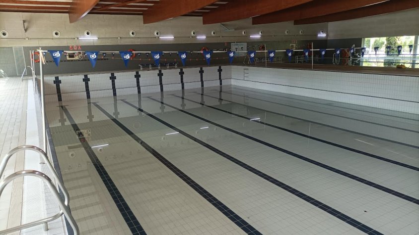 Imatge actual del vas gran de la piscina coberta