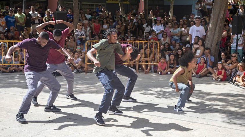 La dansa urbana de Joseph Toonga amb 'Born to protest' a la plaça de les Nacions