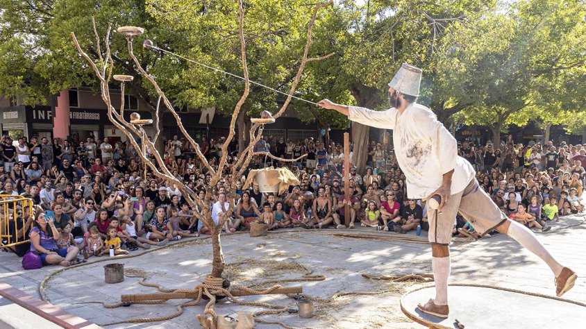 L'espectacle de circ 'Poi' de la Cia. D'es Tro va omplir la plaça de les Nacions
