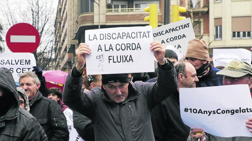 Un dels manifestants mostrant una pancarta