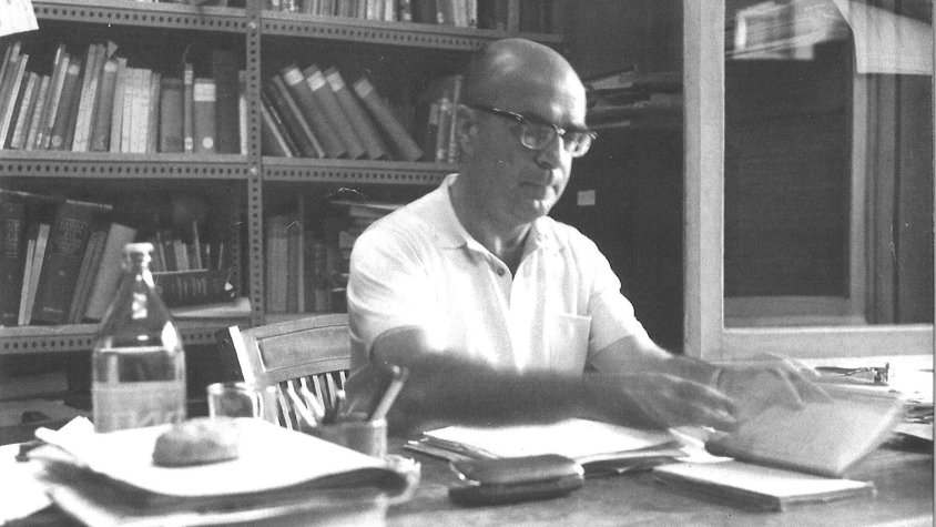 Edmon Vallés a la seva taula de Treball