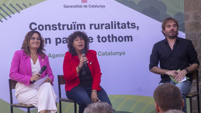 Les conselleres Vilagrà i Jordà, amb Quim Masferrer, que va conduir l'acte celebrat a Castellserà