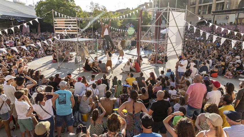 Un dels espectacles a la plaça de les Nacions sense Estat, plena de gom a gom