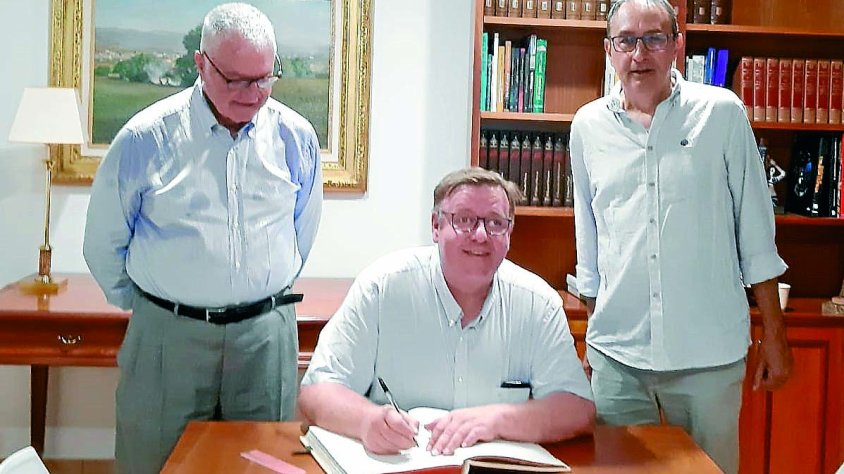 El pare Eduard Pini, Provincial de l'Escola Pia de Catalunya, signant el llibre d'honor dels Amics de l'Arbre