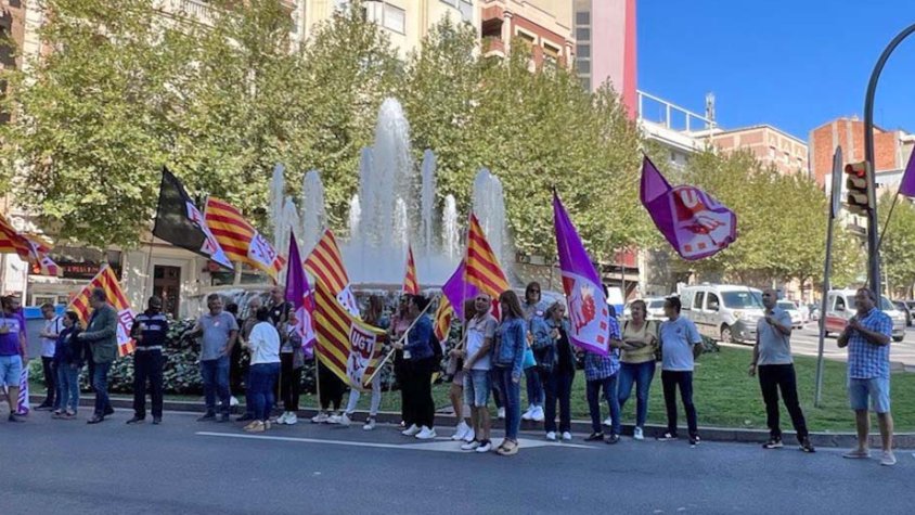 Concentració de la UGT davant de la delegació del Govern a Lleida