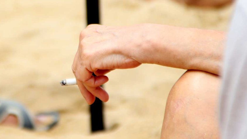 Una dona subjecta un cigarro