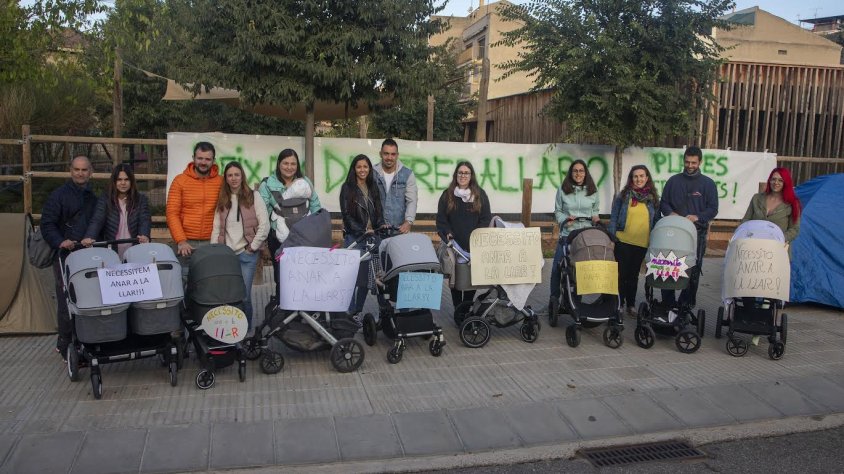 Famílies afectades es van concentrar a les portes del centre educatiu