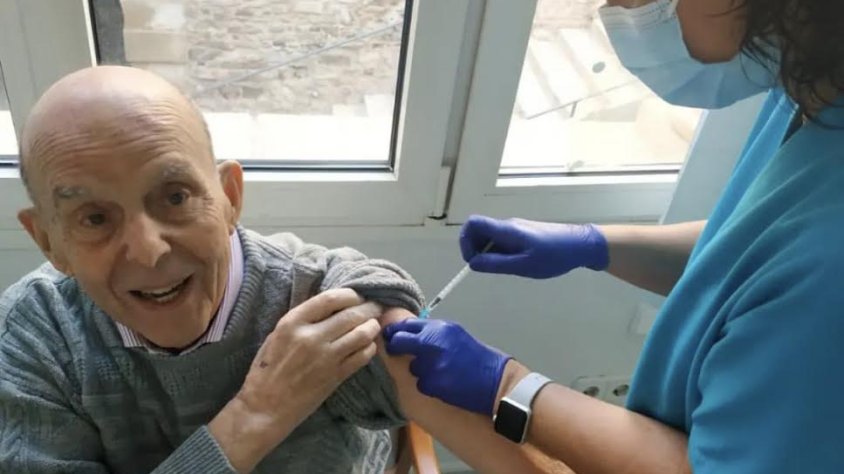 Administració de la vacuna a un dels residents del geriàtric