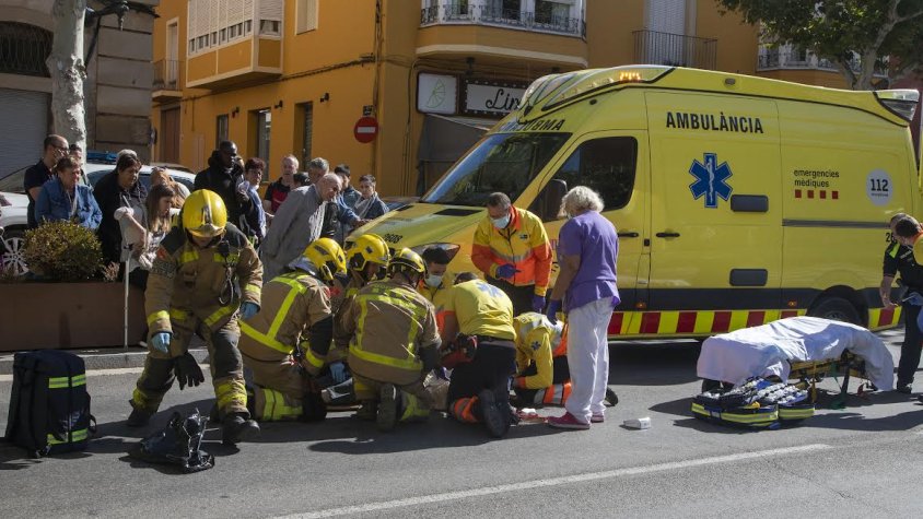 Serveis d'emergència atenent a l'home