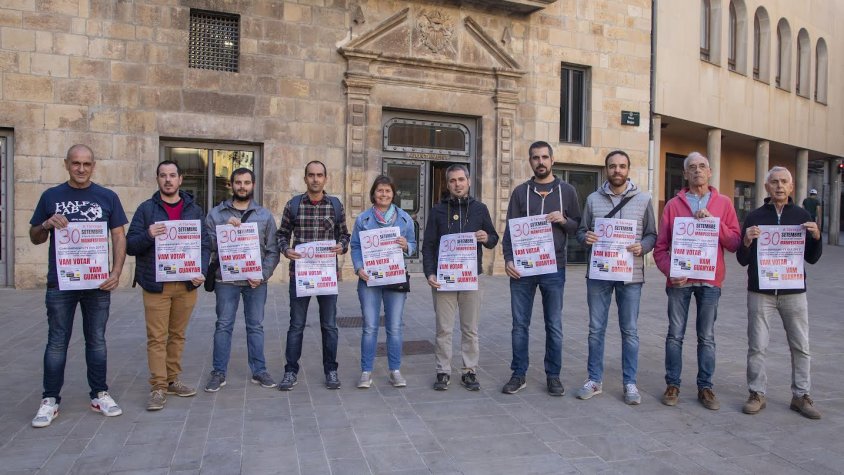 Membres de la plataforma amb  el cartell