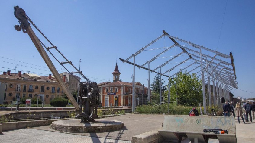 La grua que serà declarada BCIL a primer pla i els molls que s'enderrocaran darrere