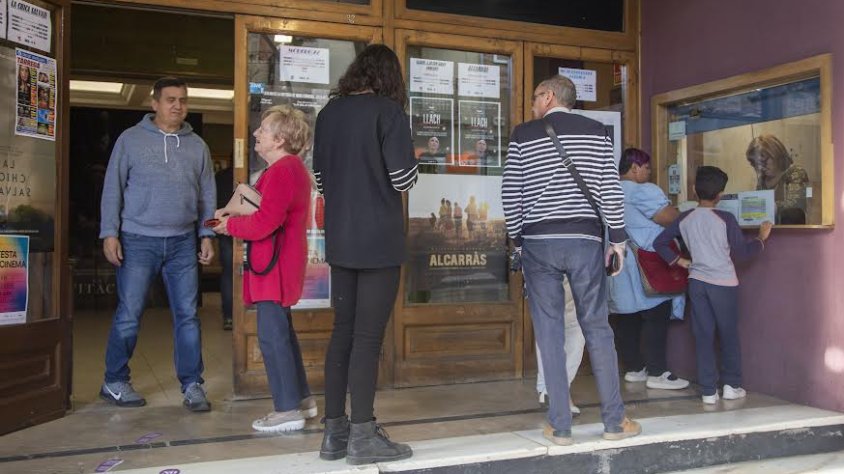 Espectadors davant de la taquilla dels Cinemes Majèstic de Tàrrega el primer dia de la Festa del Cine