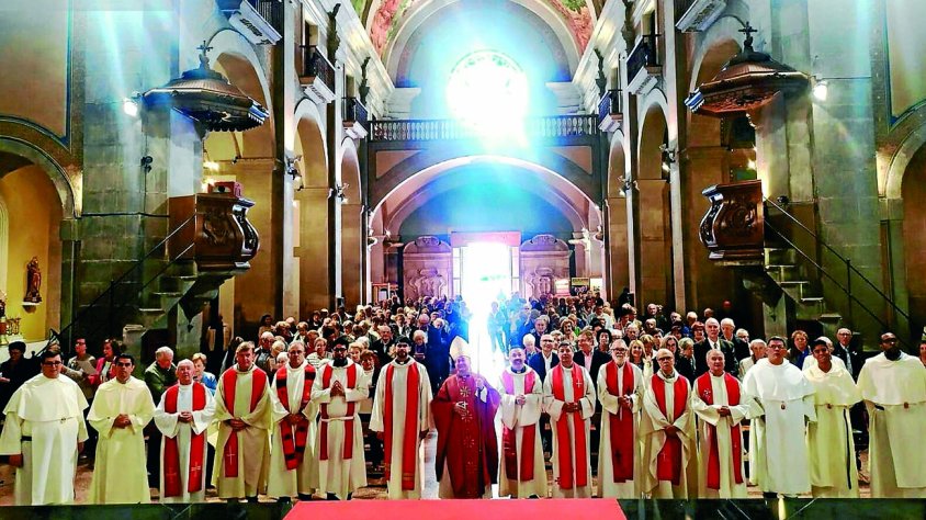 Foto de família de la 17a Trobada Diocesana Vida Creixent