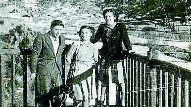 En Tomàs Pomés amb la seva esposa Alba Badias i la seva filla Maria a la terrassa de l'hotel Mirador a Andorra (1944?)