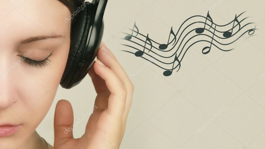 Dona relaxant-se escoltant música