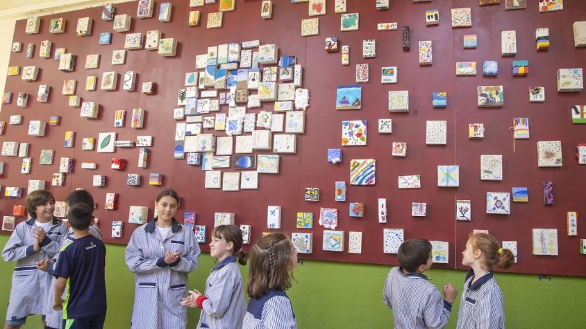 La gran obra d'art col·lectiva llueix al claustre de l'Escola Pia