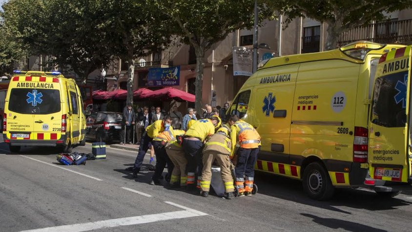 Serveis d'emergència atenent a l'home