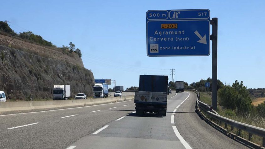 Tram de l'A-2 a Cervera on es pot veure el ferm en mal estat