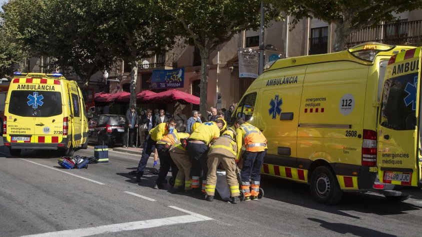 Serveis d'emergència atenent a l'home al lloc dels fets