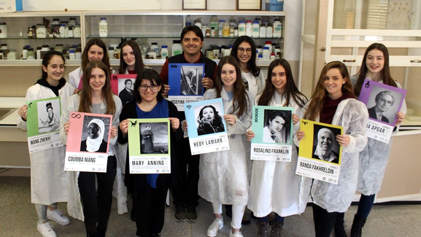 El regidor de l’Àrea de Polítiques de la Ciutadania, Jaume Folguera, amb alumnes del Col·legi Sant Josep – Vedruna de Tàrrega mostrant els cartells divulgatius de la campanya