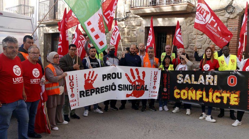 Participants a la protesta de la UGT al davant de l'empresa Jaudol
