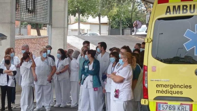 Professionals sanitaris, concentrats a la porta de l'hospital