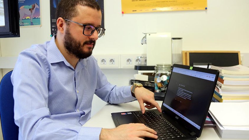 Suau mostra una captura de pantalla d'un missatge misogin publicat a Twitter