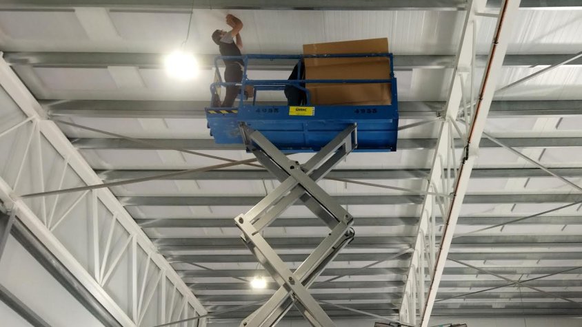 Imatge dels treballs d'instal·lació dels panells