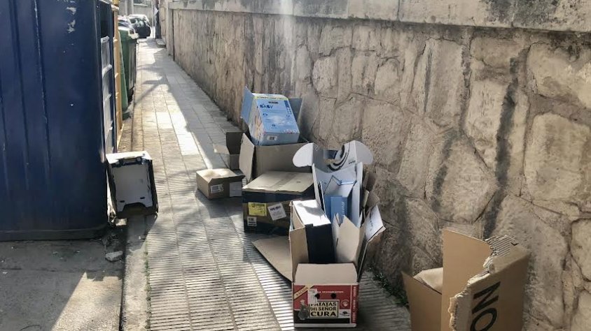 Imatge d'arxiu de brossa al carrer