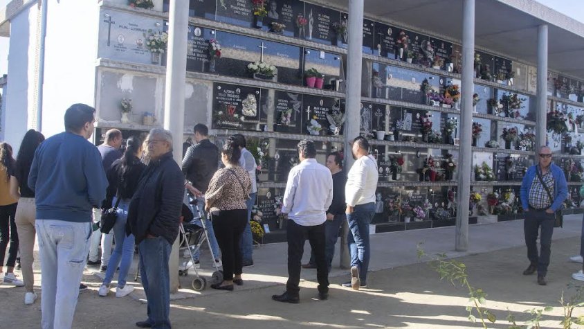 Visitants al cementiri de Tàrrega