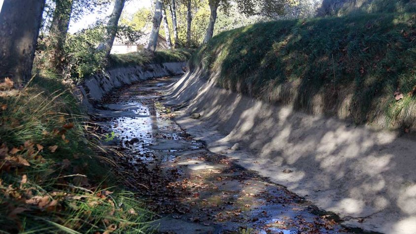 El Canal d'Urgell, buit, a Juneda