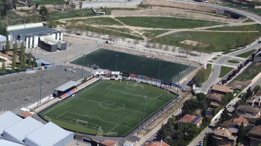 Imatge d'arxiu del Parc Esportiu amb els terrenys al fons